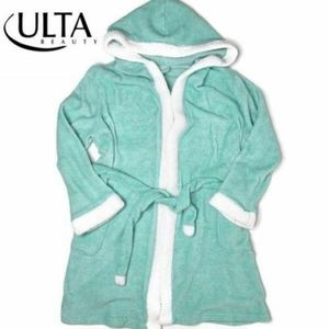 Ulta fuzzy mint green and white robe size Large/XL. Comfortable cozy oversized.